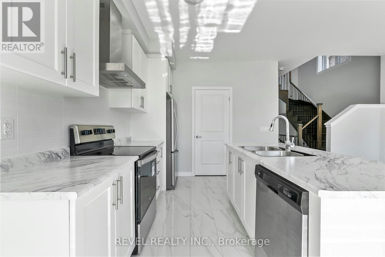 14 Paradise Way, Whitby, ON, L1R 0R7 - 15