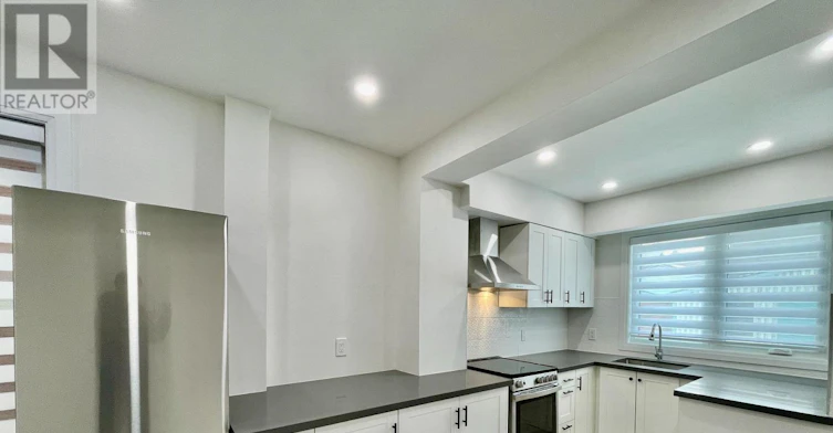 MAIN-20 St Clair Gardens, Toronto, ON, M6E 3V4 - 3