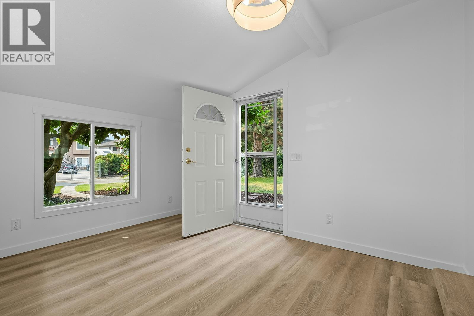 748 N Hollywood Road, Kelowna, BC, V1X 5Y7 - 16