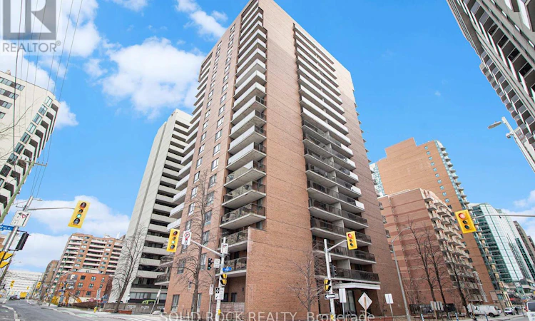 1204-475 Laurier Avenue W