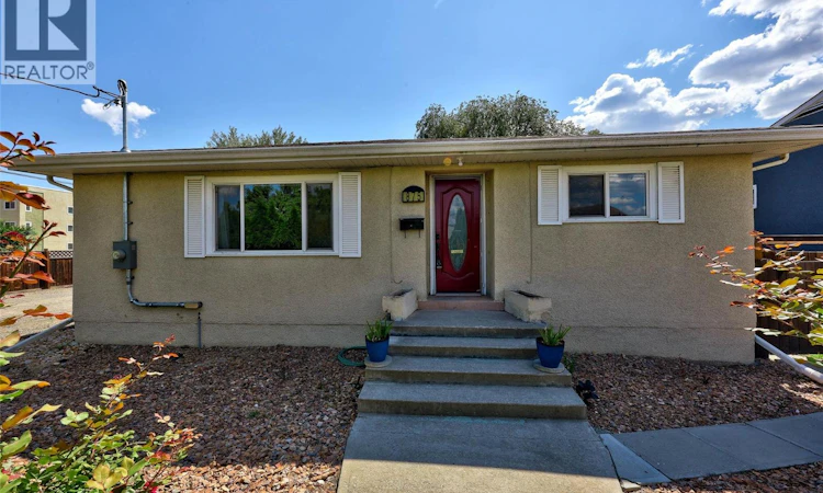 875 Surrey Avenue