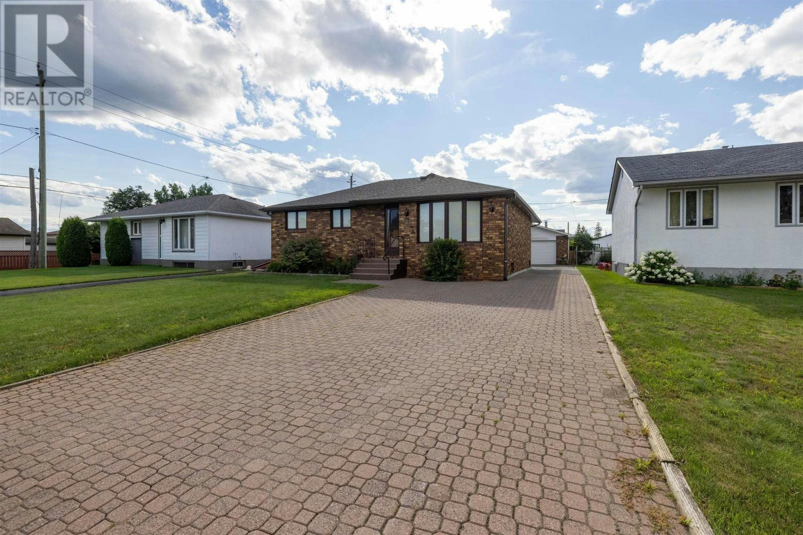 935 Crawford Place, Thunder Bay, ON, P7E 3C8