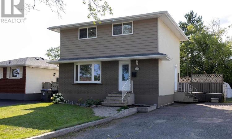 637 Redwood Avenue W