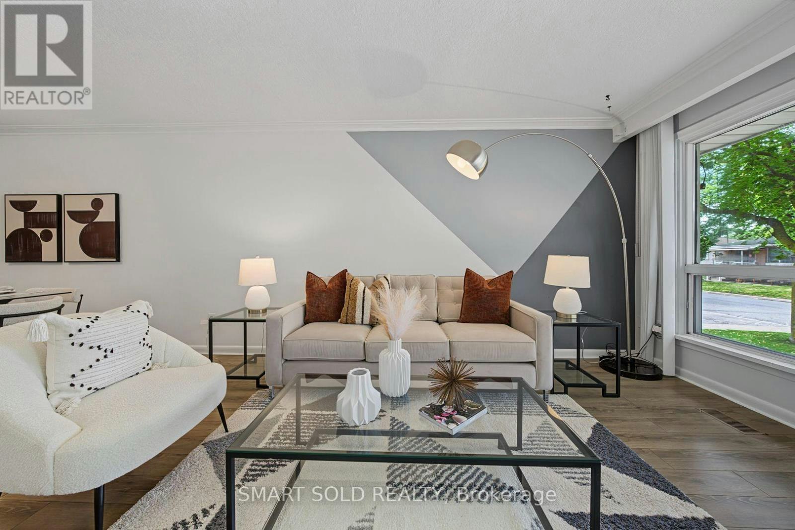 UPPER-1 Cameo Crescent, Toronto, ON, M6N 2K4