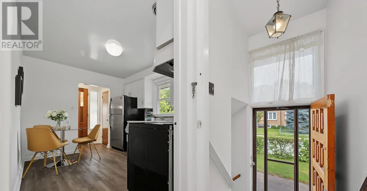 UPPER-1 Cameo Crescent, Toronto, ON, M6N 2K4 - 25