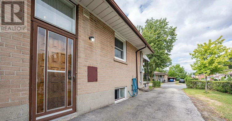 UPPER-1 Cameo Crescent, Toronto, ON, M6N 2K4 - 28
