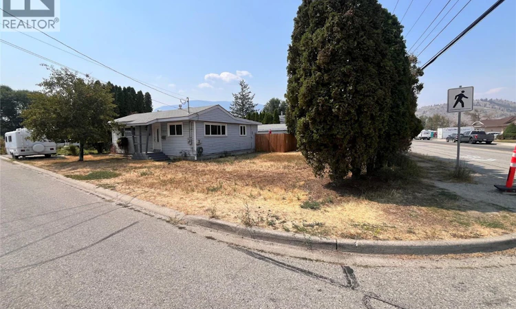 302 W Green Avenue