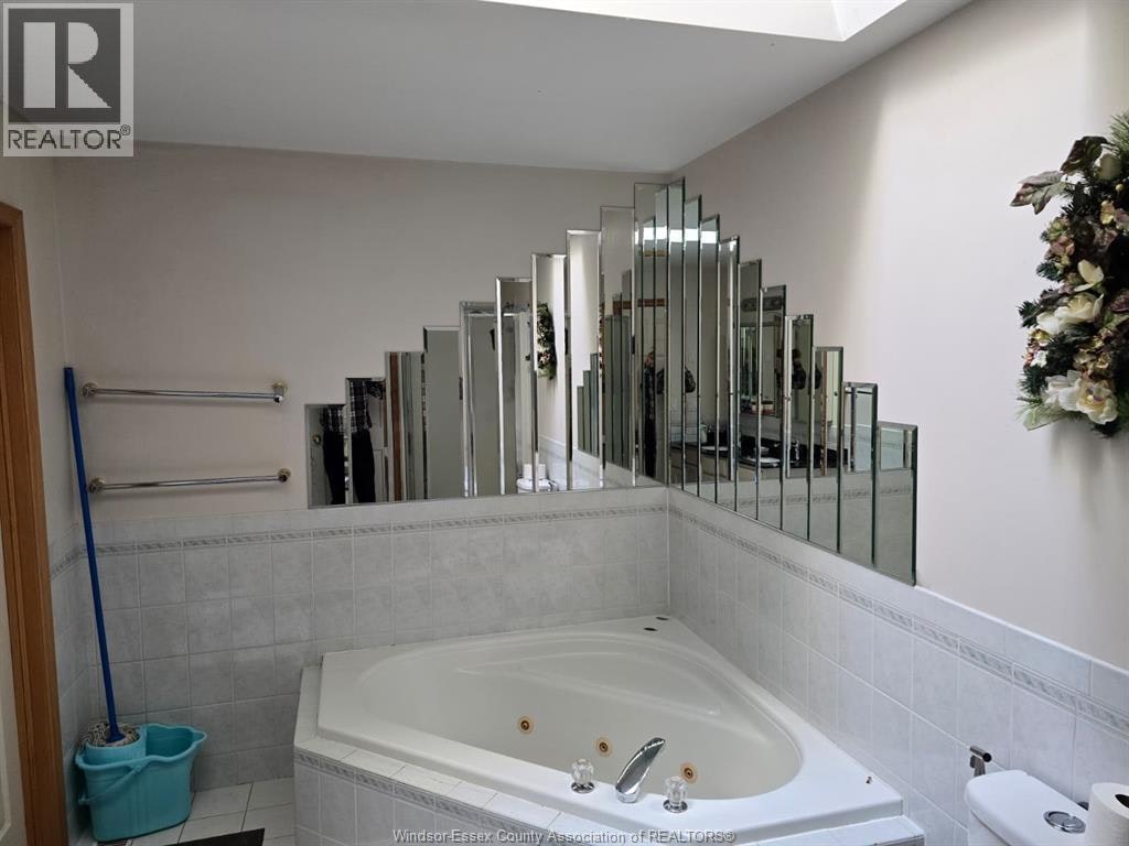 UPPER-2636 Fleming Court, Windsor, ON, N9E 4P1 - 4