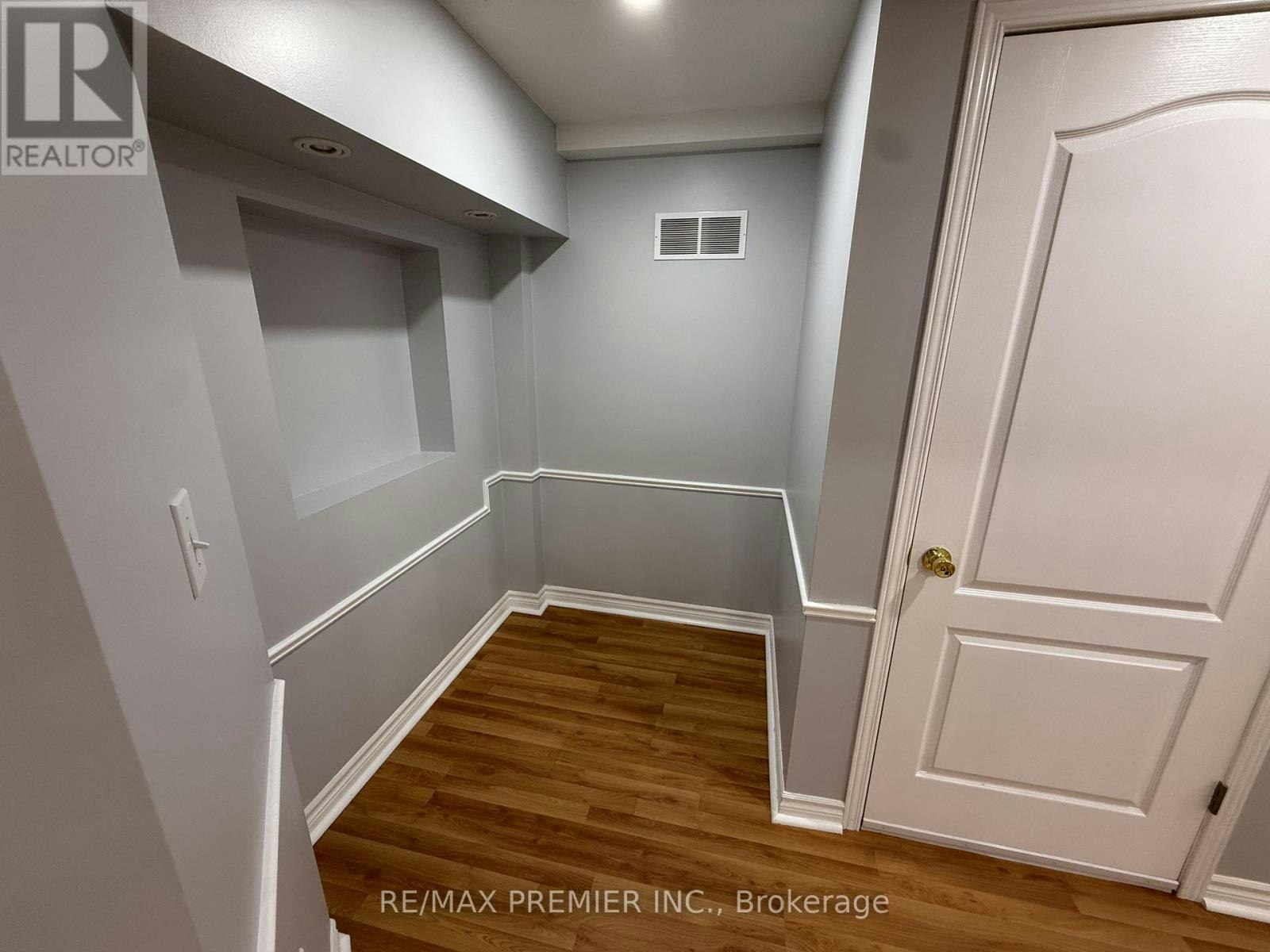 LOWER-54 Castlepoint Drive, Vaughan, ON, L4H 1B8 - 8
