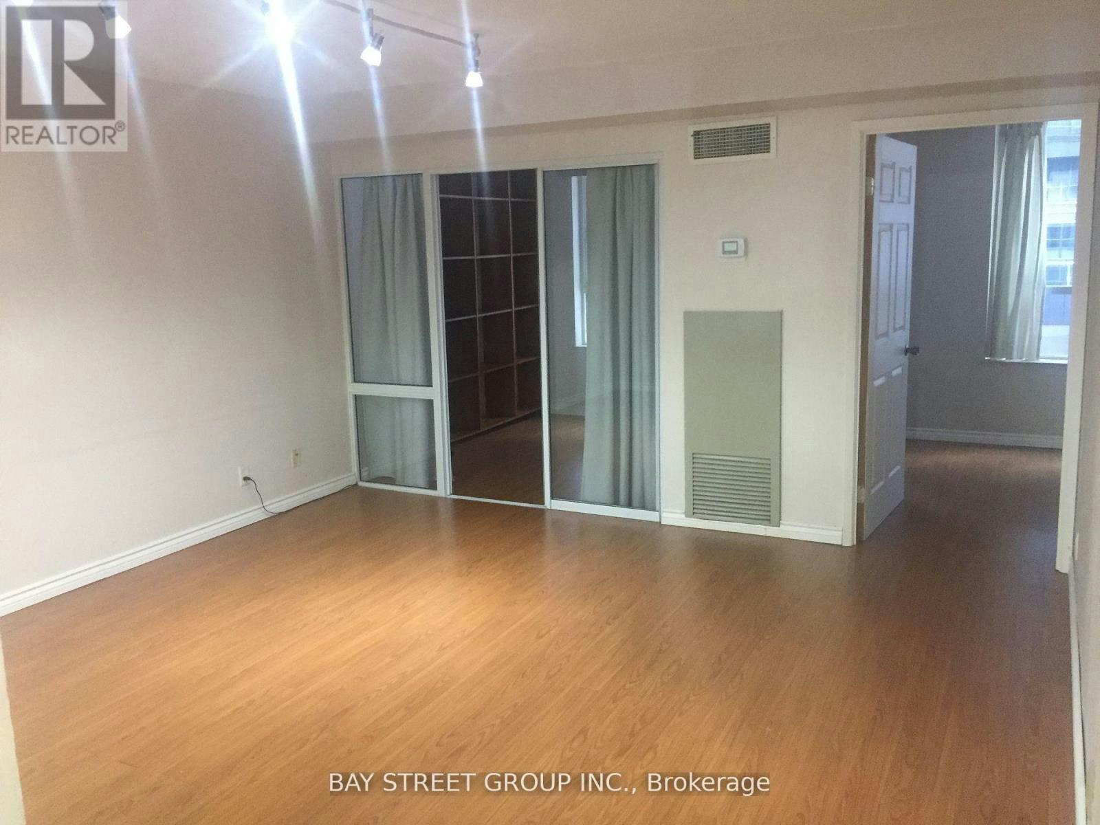414-711 Bay Street, Toronto, ON, M5G 2J8