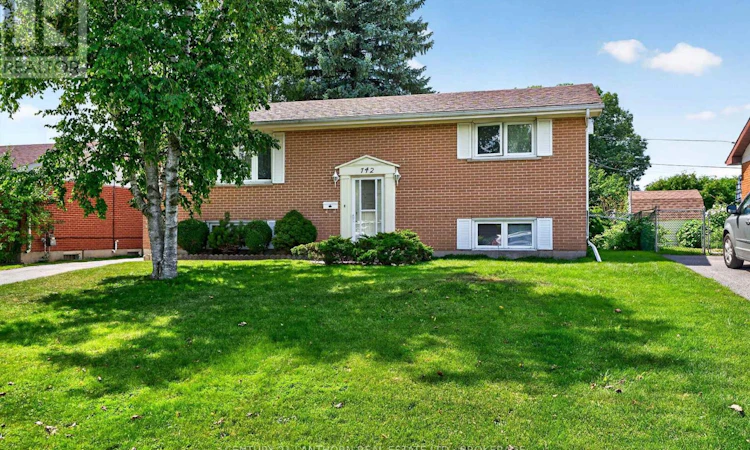 742 Laidlaw Crescent