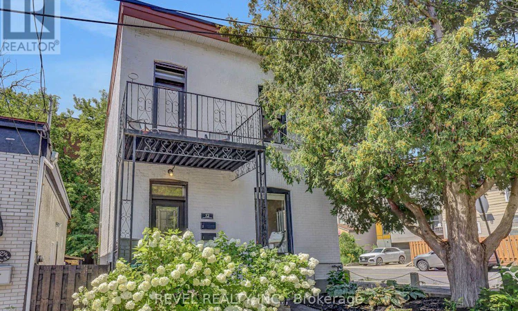 52 Lebreton Street N