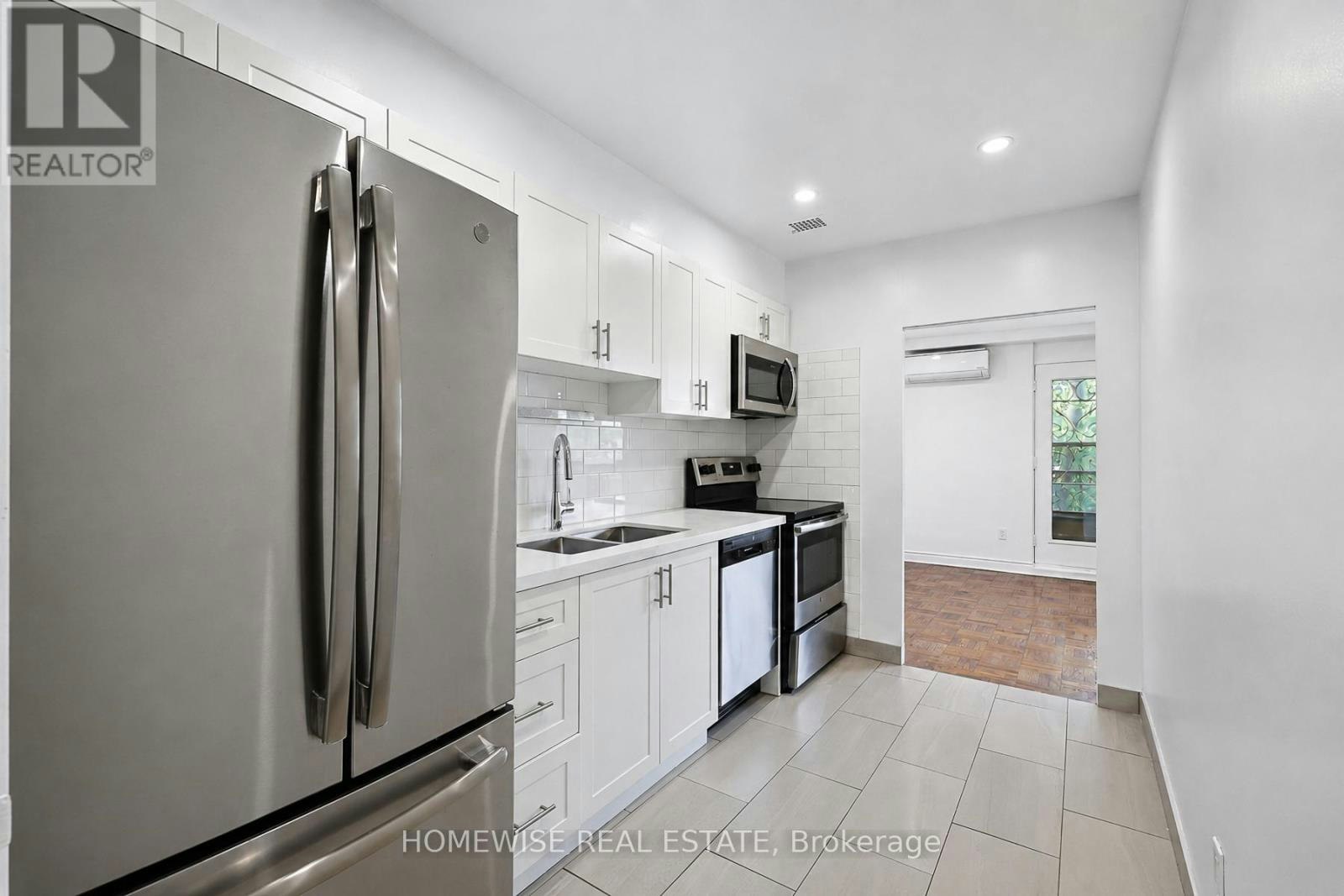 401-2500 Bathurst Street, Toronto, ON, M6B 2Y8