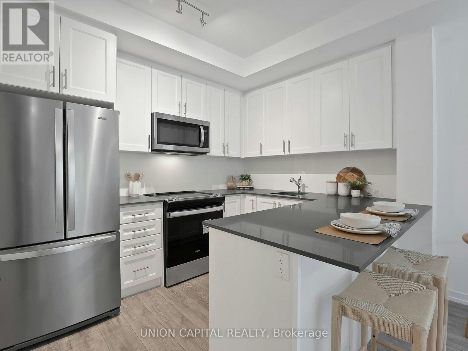 6-26 Lytham Green Circle, Newmarket, ON, L3Y 0H5 - 6