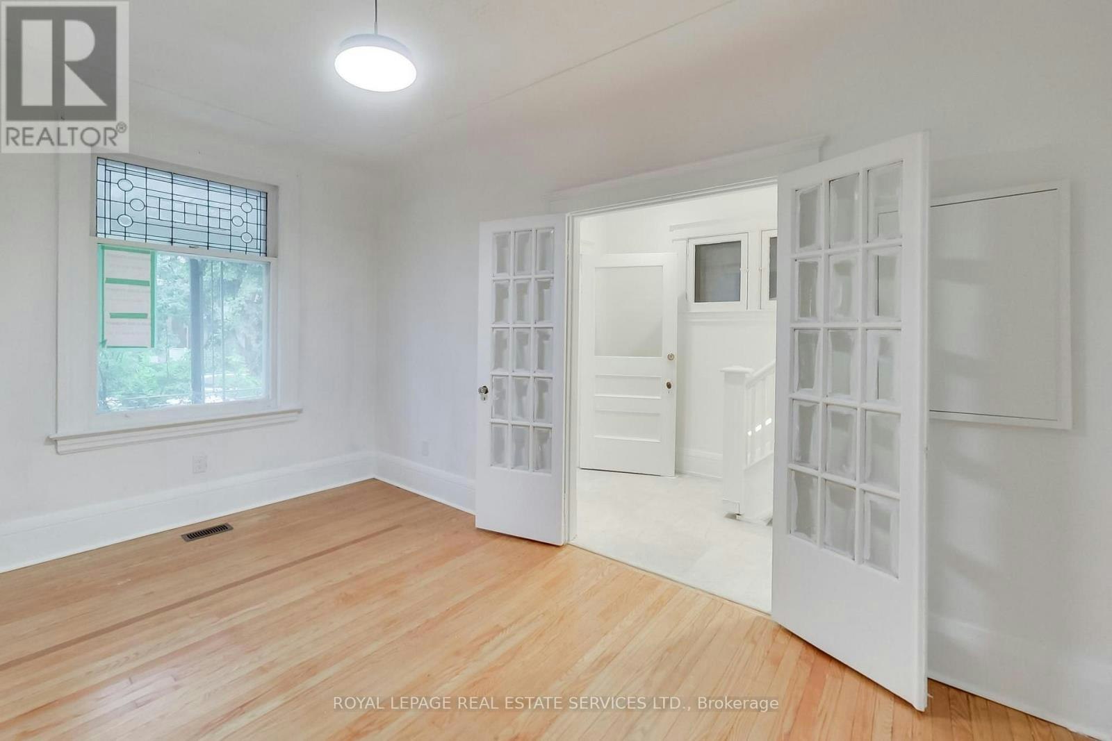218 Montrose Avenue, Toronto, ON, M6G 3G7 - 6