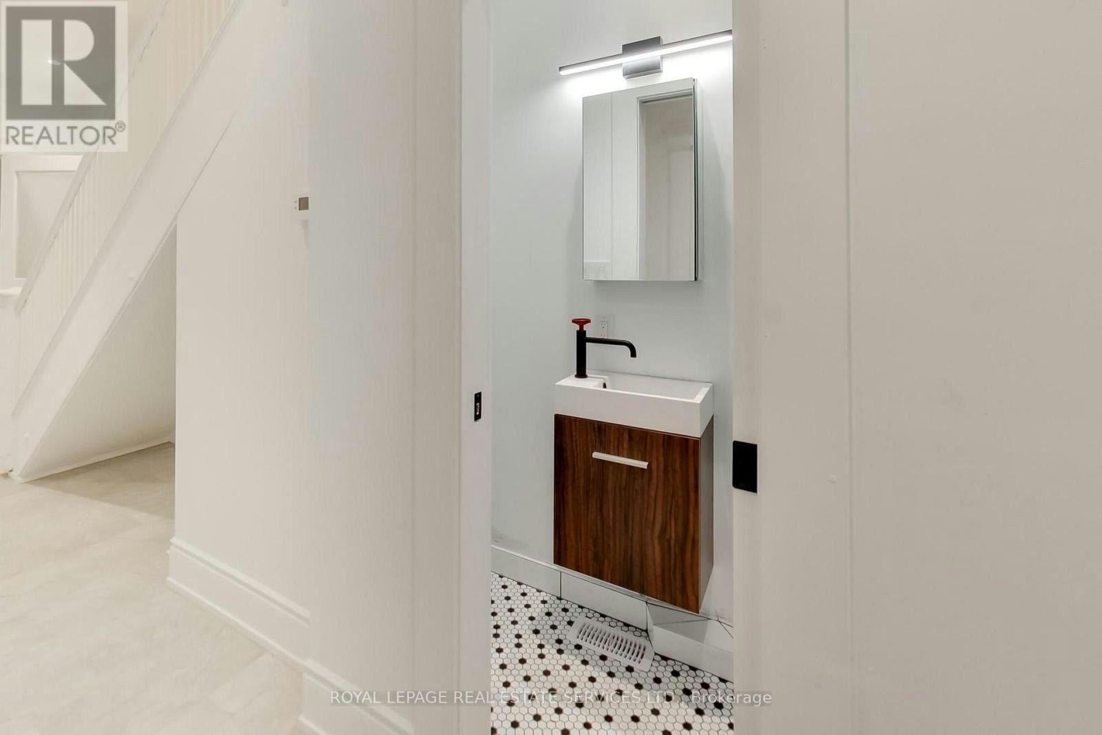 218 Montrose Avenue, Toronto, ON, M6G 3G7 - 12