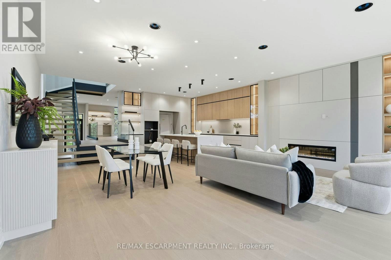 957 Halliday Avenue, Mississauga, ON, L5E 1P4