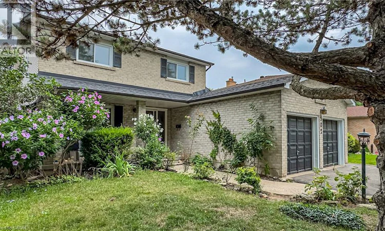 302 Randall Crescent
