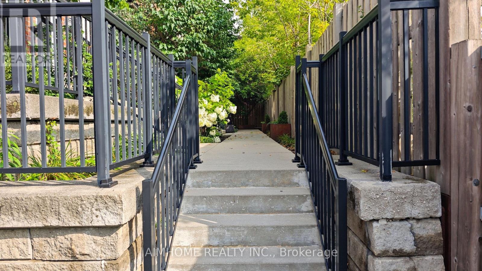 40 Raffeix Lane, Toronto, ON, M5A 0G5 - 20