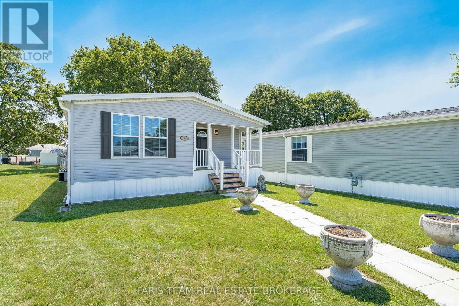 37 Hawthorne Drive, Innisfil, ON, L9S 1P1