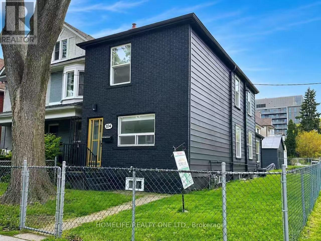 104 Benson Avenue, Toronto, ON, M6G 2J1
