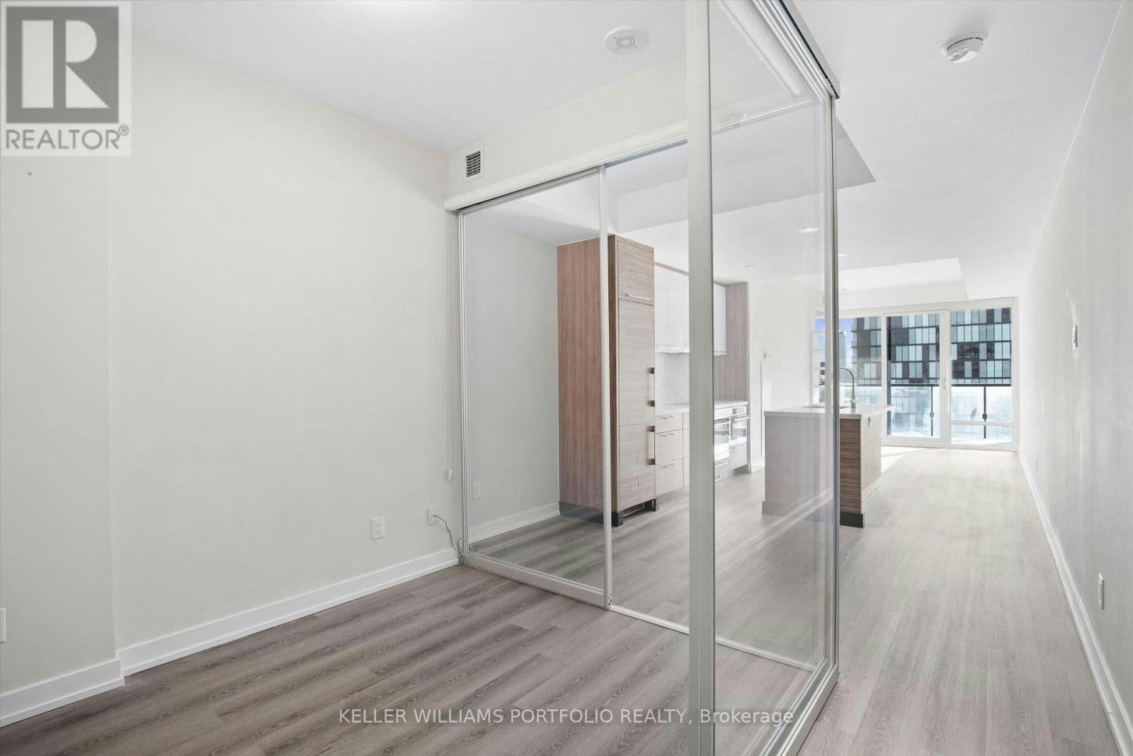 2408-488 University Avenue, Toronto, ON, M5G 0C1 - 6