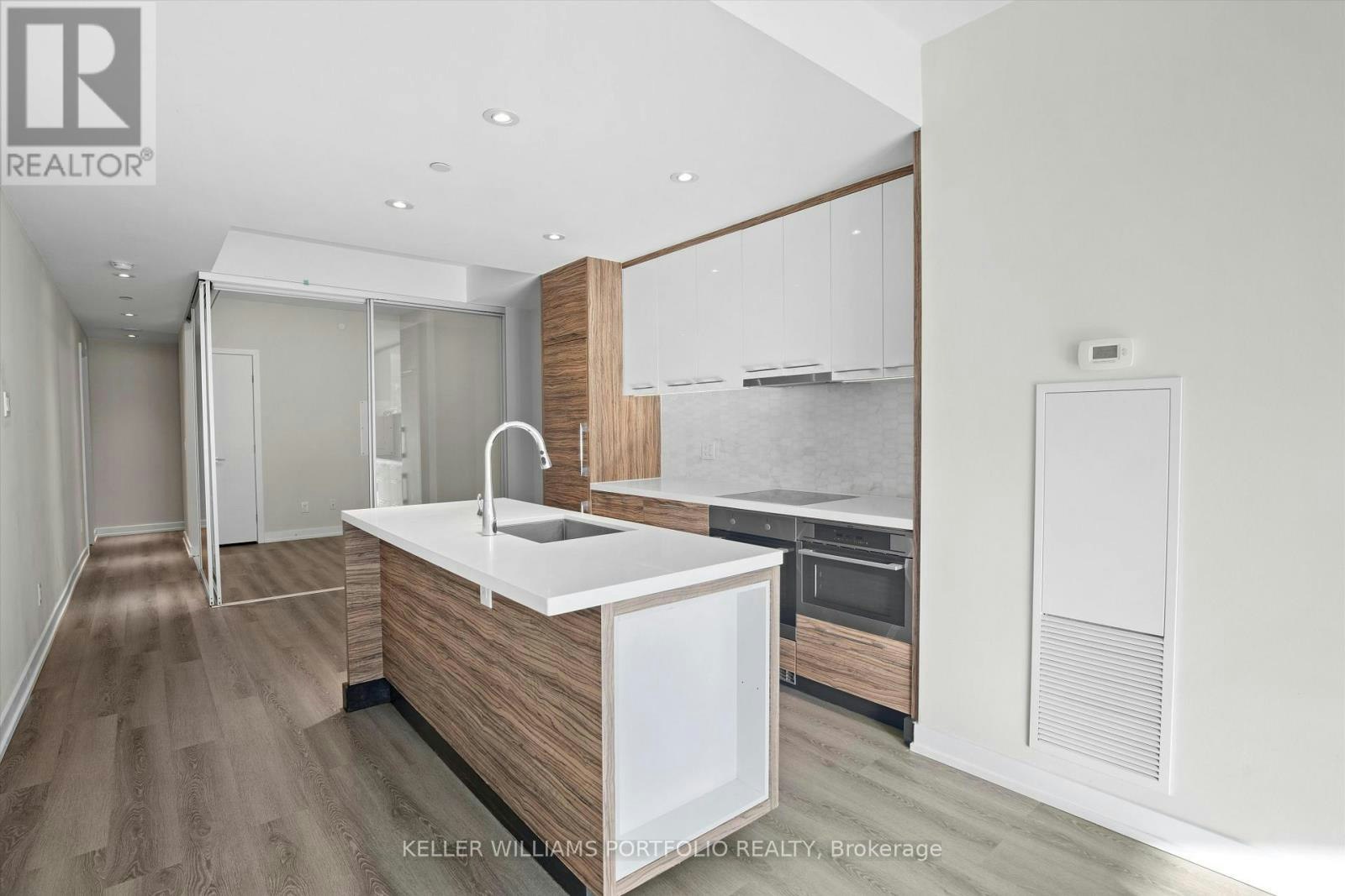 2408-488 University Avenue, Toronto, ON, M5G 0C1 - 2