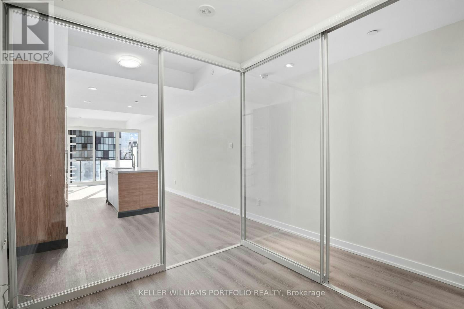 2408-488 University Avenue, Toronto, ON, M5G 0C1 - 5