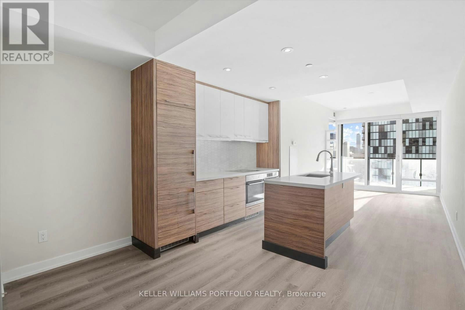 2408-488 University Avenue, Toronto, ON, M5G 0C1