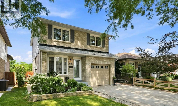 30 Twin Oaks Crescent
