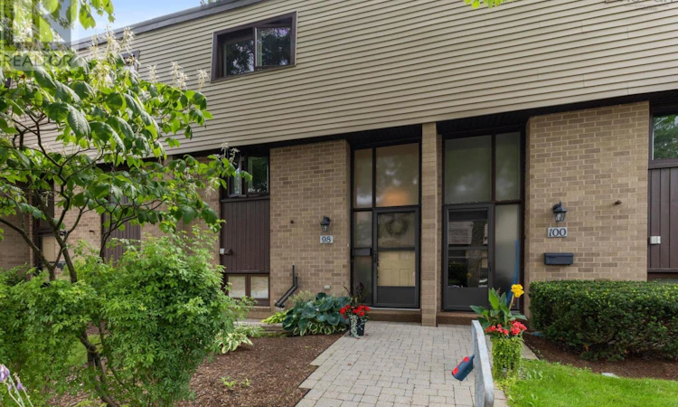 98 Forestside Crescent