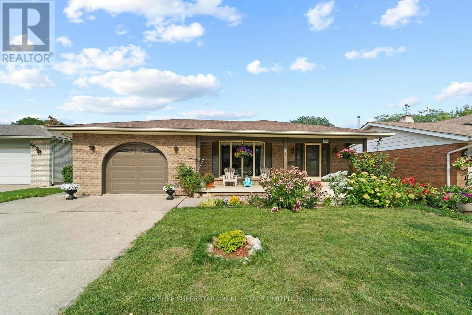 9925 Holly Crescent, Windsor, ON, N8R 1Y6