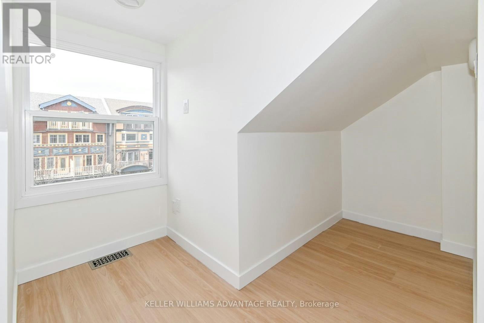 UPPER-113 Woodbine Avenue, Toronto, ON, M4L 3P1 - 18