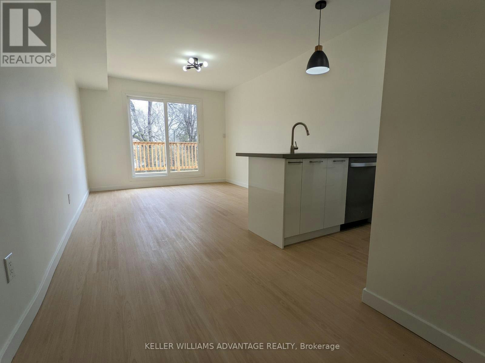 UPPER-113 Woodbine Avenue, Toronto, ON, M4L 3P1 - 3