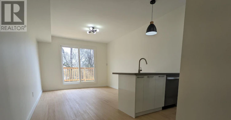 UPPER-113 Woodbine Avenue, Toronto, ON, M4L 3P1 - 3