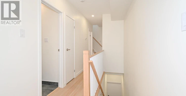 UPPER-113 Woodbine Avenue, Toronto, ON, M4L 3P1 - 17