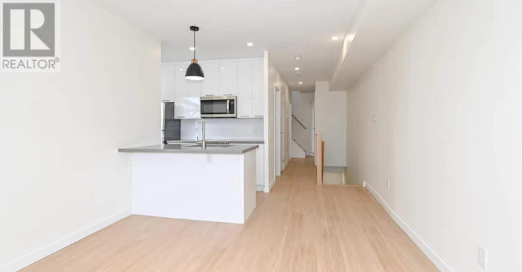 UPPER-113 Woodbine Avenue, Toronto, ON, M4L 3P1 - 6