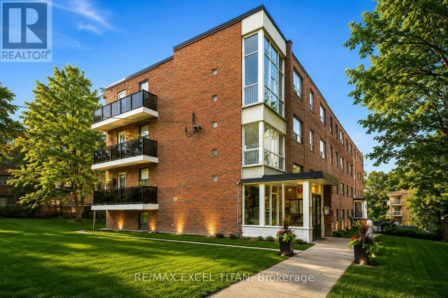 108-4 Hill Heights Road, Toronto, ON, M8Y 1Z1 - 2