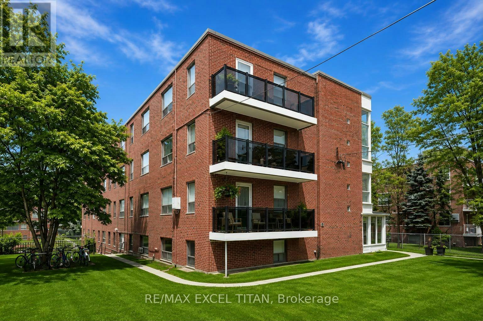 108-4 Hill Heights Road, Toronto, ON, M8Y 1Z1