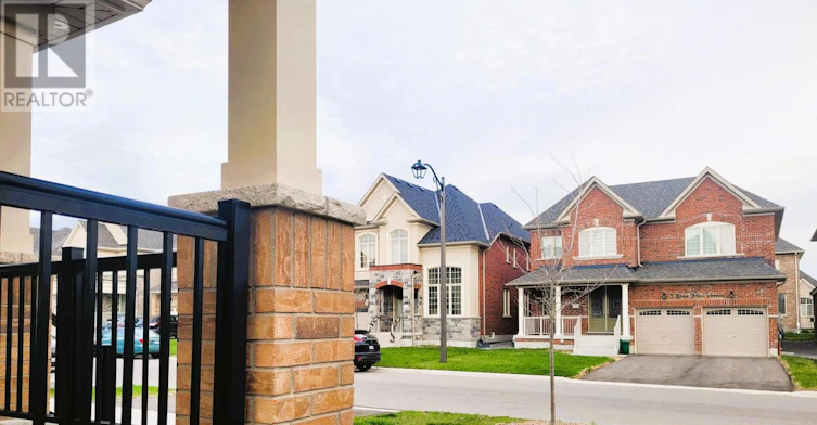 4 Bruce Welch Avenue, Georgina, ON, L4P 0J1 - 2
