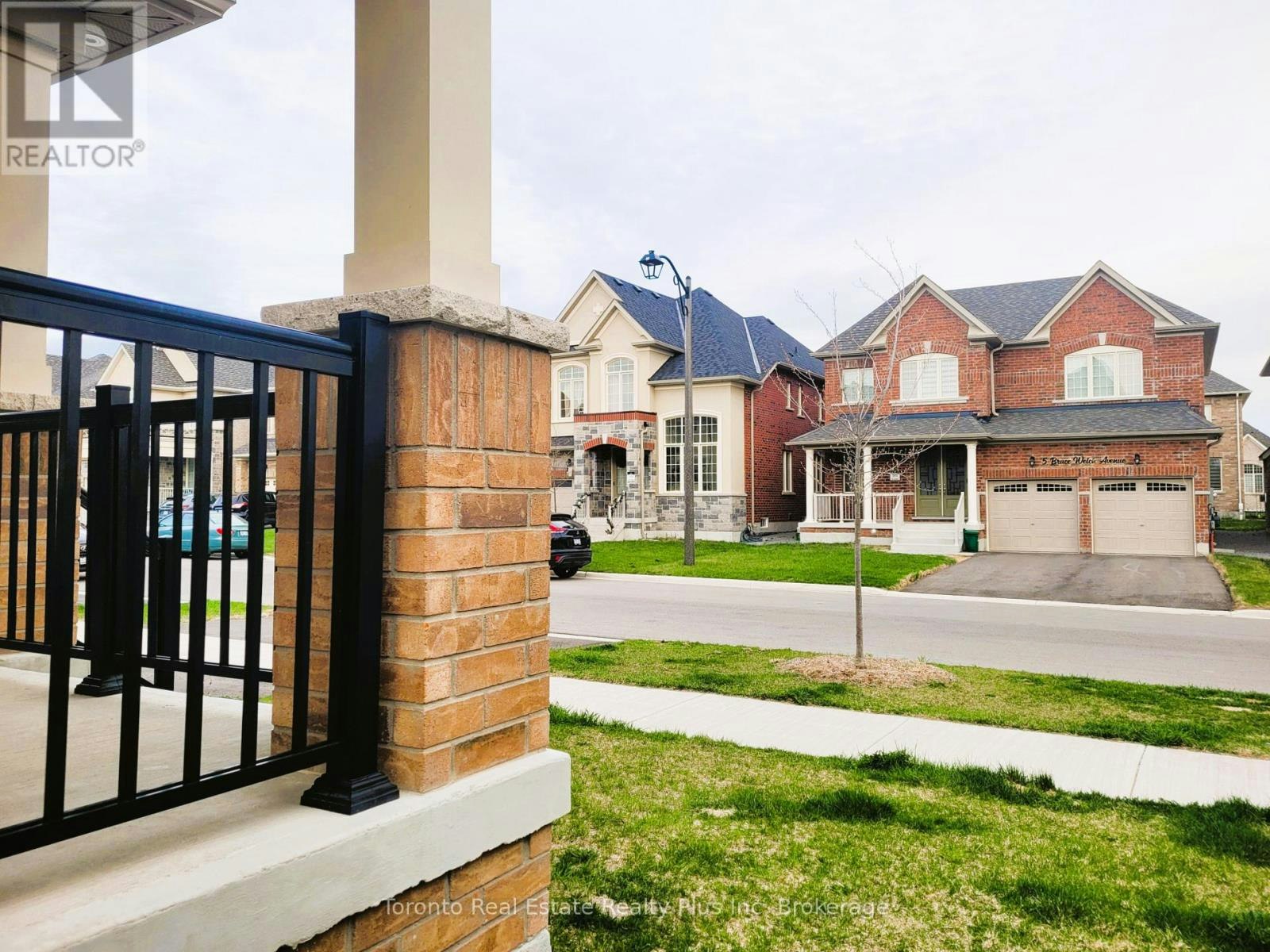 4 Bruce Welch Avenue, Georgina, ON, L4P 0J1 - 2
