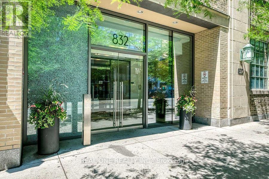 3703-832 Bay Street, Toronto, ON, M5S 1Z6 - 2