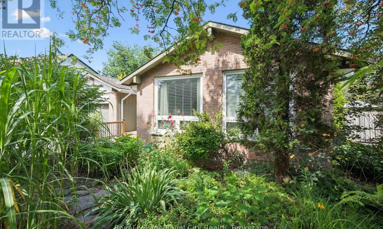34 Pondview Crescent