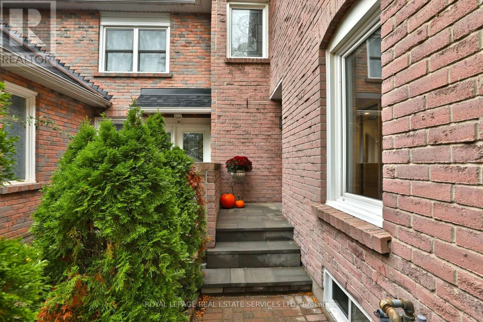 1021 Runnymead Crescent, Oakville, ON, L6M 1C5 - 2