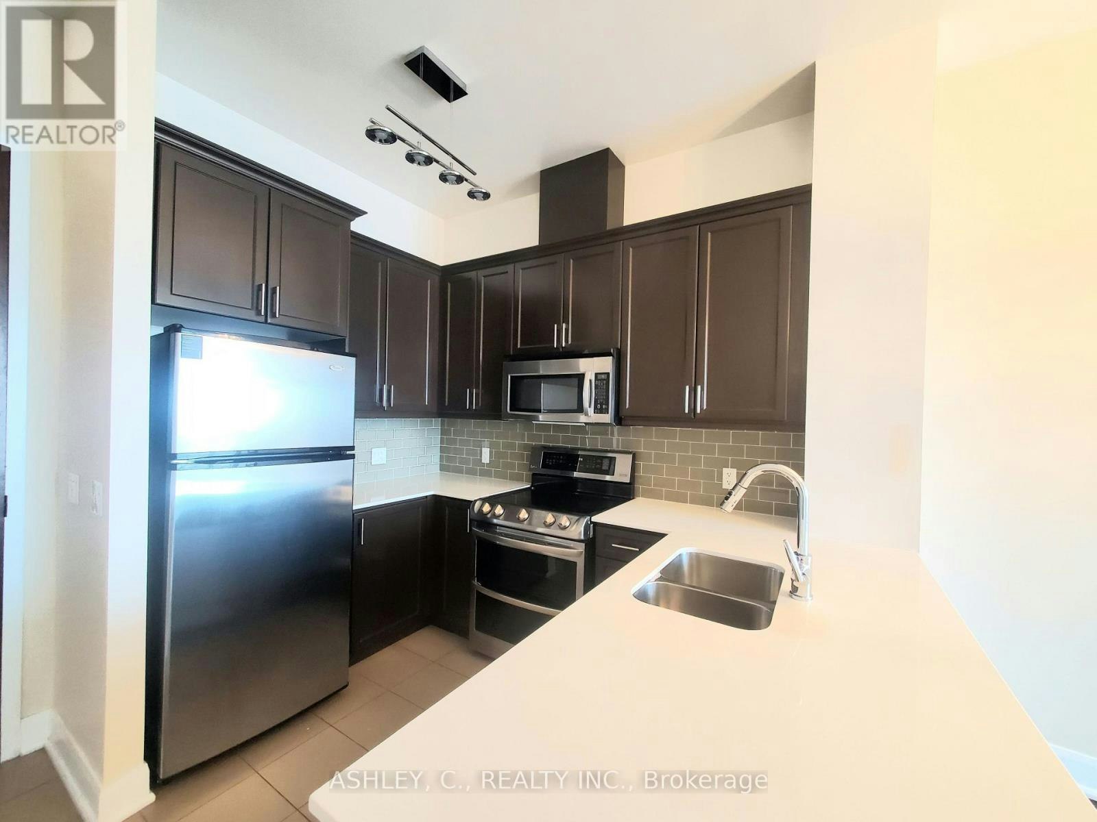 717-2470 Prince Michael Drive, Oakville, ON, L6H 0G9 - 3