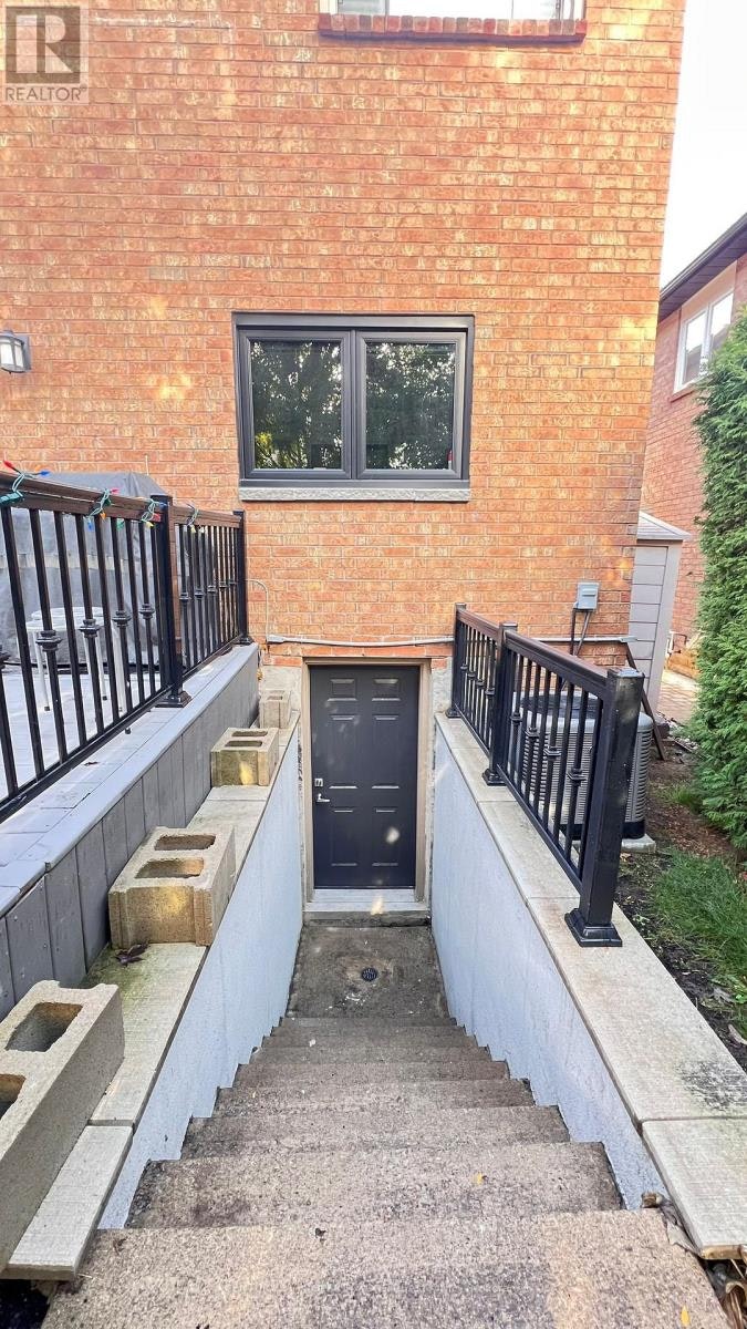 1534 Hollywell Avenue, Mississauga, ON, L5N 4P5 - 2