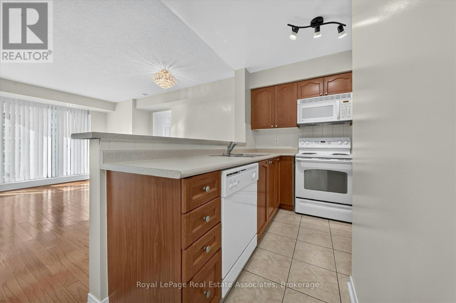 908-7 Michael Power Place, Toronto, ON, M9A 0A4 - 3