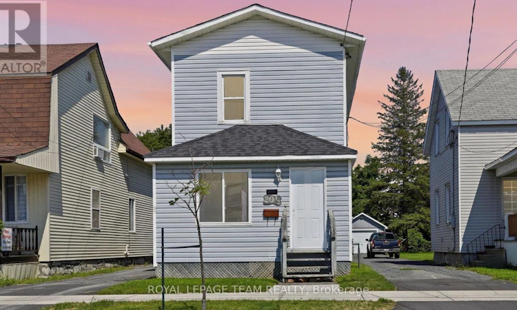 20-1/2 Lawrence Avenue