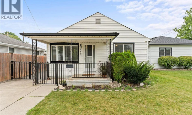 4482 Grand Marais Road East