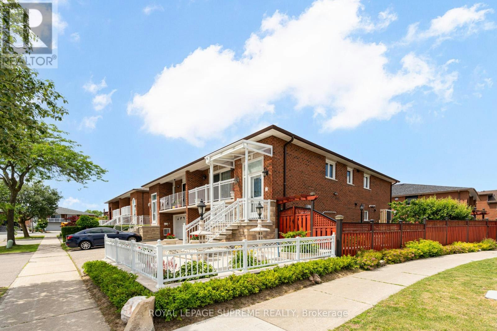 2 Dogleg Court, Toronto, ON, M3J 3E7